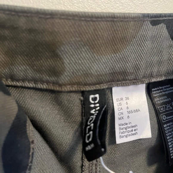 Divided H&M Zip Camouflage Mini Skirt - Picture 3 of 3